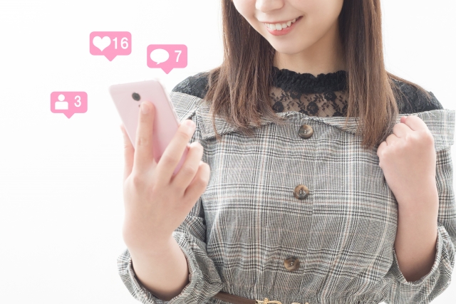 CHONPSの口コミをスマホで調べている女性イメージ画